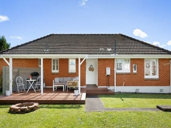 "PAEROA BRICK BEAUTY"