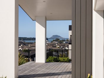 Contemporary Living with Harbour Views