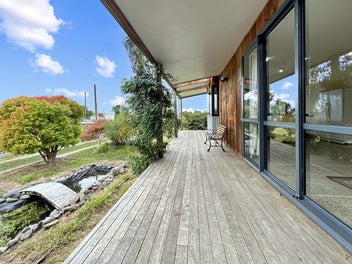 FLEXIBLE FAMILY LIVING BY THE SEA