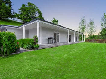 Your Private Oasis Awaits - Modern Family Home