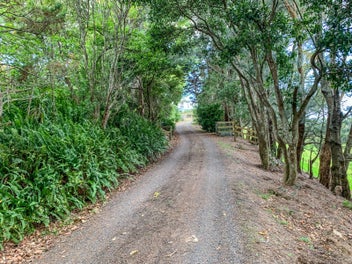 OVERLOOKING PAEROA