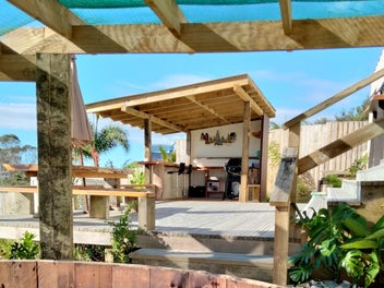 Self-Sufficient Sanctuary Overlooking the Harbour