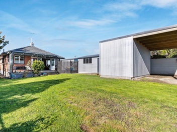 Room For Your Furry Friends And Mechanic Mates!