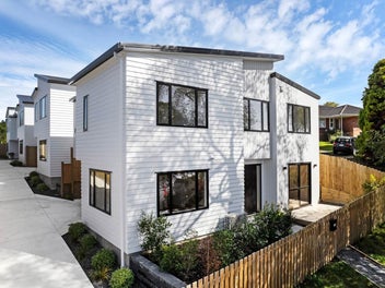 New Build Near Shops and Schools
