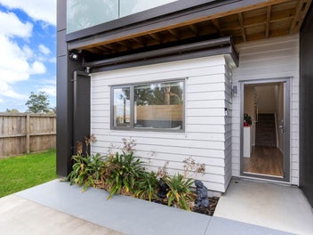 Views & Vibes - Elegant Townhouse Living