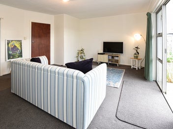 * UNDER OFFER * Allenton Unit!