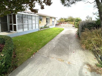 Charming 1970s brick home in popular Holmes Hill
