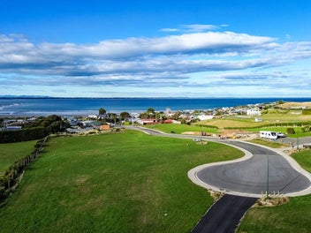 Seaside Bliss: Stunning Sections in Riverton
