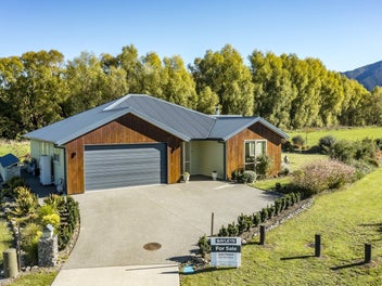 Reserve frontage and mountain views - ‘As new’