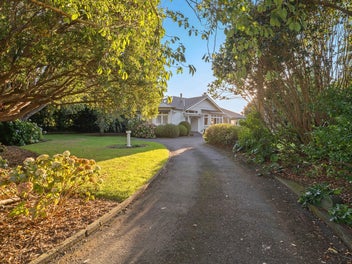 GRAND HOME - PARKLIKE SETTING...