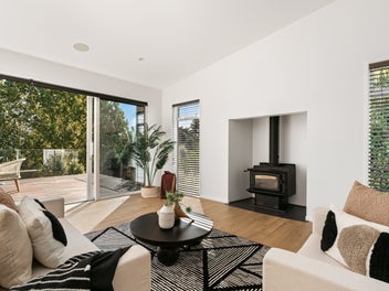 Executive Living In Rural Setting!