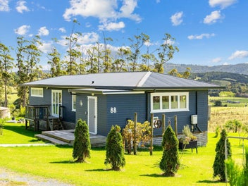 Meticulously Refurbished Lifestyle Haven