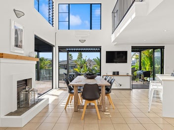 Large Family Beach House - Spacious Site