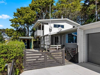 Coastal Living Awaits - 350 metres from the Beach!