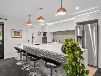 MODERN FAMILY LIVING WITH MOUNTAIN VIEWS