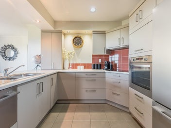 Expansive Living - Exquisite Views!