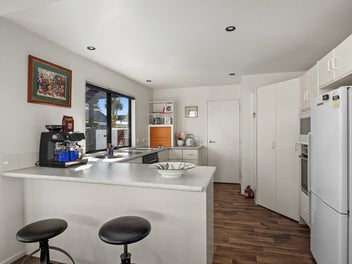 STYLISH, SUNNY & SUPERBLY LOCATED