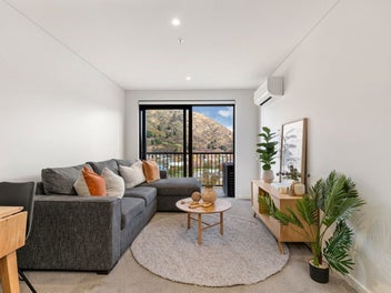 Modern Frankton Apartment with Mountain Views