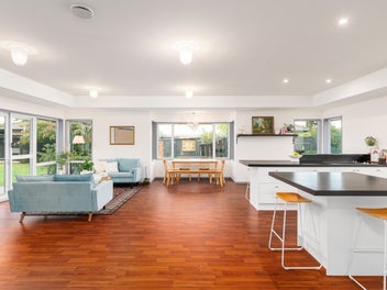 Sundrenched Family Home on 1719m2!