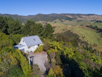 Charming bush retreat with stunning views