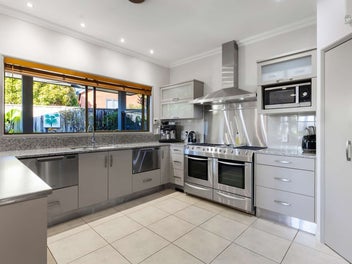 Versatile Highlands Park Lifestyle!
