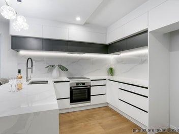 Elevated With Sweeping Views In Westlake Zone