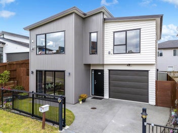 Modern Family Retreat in Massey – Private & Im...