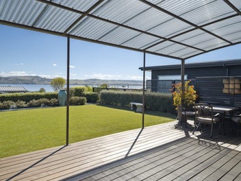 Executive lakeside living - Rainbow Point, Taupo