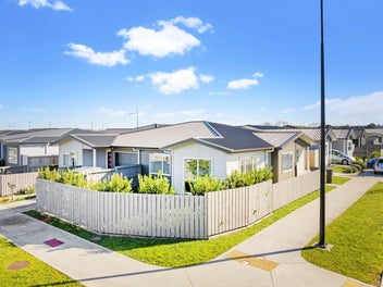 Parkside Location – Modern Family Living Awaits