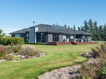 DREAM HOME ON LIFESTYLE BLOCK + BONUS 1BRM STUDIO