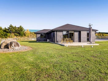 MODERN LIVING WITH RURAL CHARM