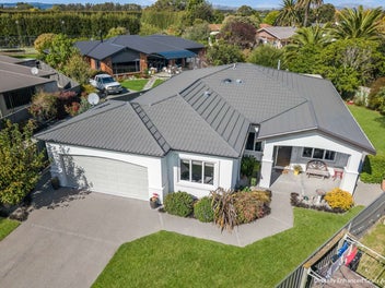 Contemporary Elegance in Clive!