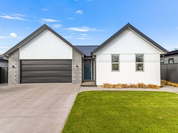 Effortless Elegance on Smitham Drive!