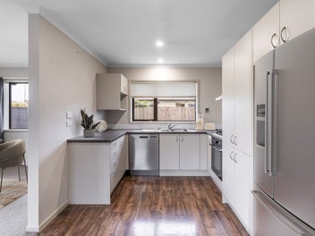Modern Family Home in Ideal Kingswell Location!