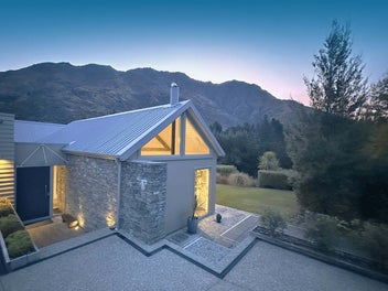 Arthurs Point Ridgeline lifestyle retreat.