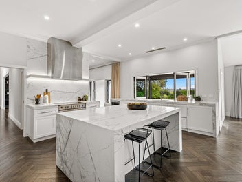 Luxury - Located 10 minutes to Kristin - Look now!