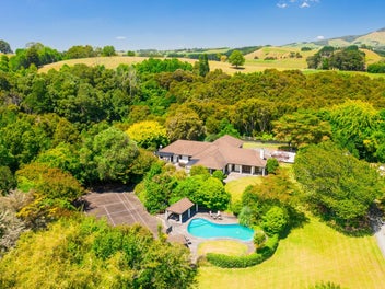 Lifestyle Property with Equestrian Facilities