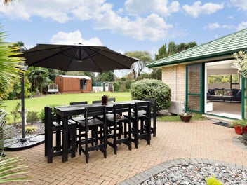Spacious Family Haven With Stunning Outdoor Oasis
