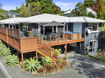 STYLISH FAMILY HOME WITH XXL GARAGING