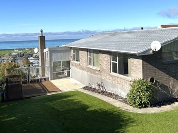 Commanding views with unbeatable garaging