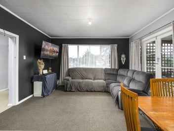 Gem with Sunlit Features and Versatile Spaces!