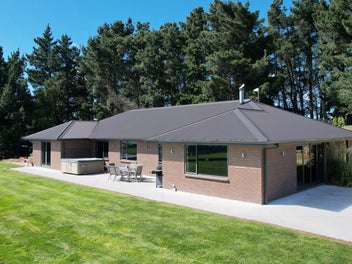 Idyllic Lifestyle: Modern Home, Fantastic Views
