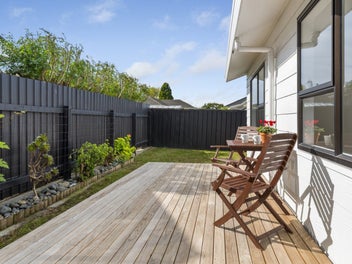 Cottage with White Picket Fence - Just Like New!