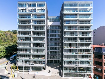 Central, Secure, 1 Bedroom With Car Park