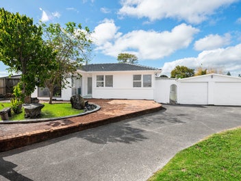 Spacious Freehold Home In Prime Location