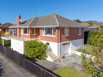 Character home, short walk to Howick Village
