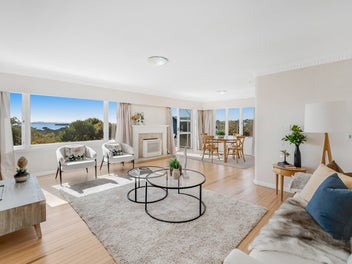 Character home, short walk to Howick Village