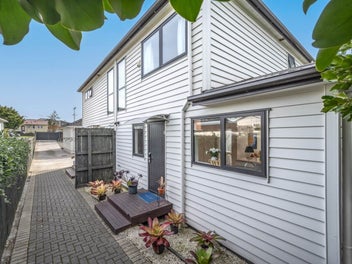 Modern & Stylish Living in Central Location