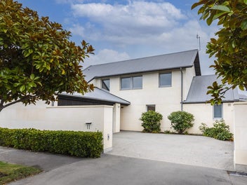 Owners downsizing - This property has to go!