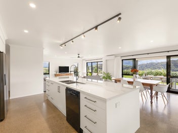 Home, pool & shed – yes please!